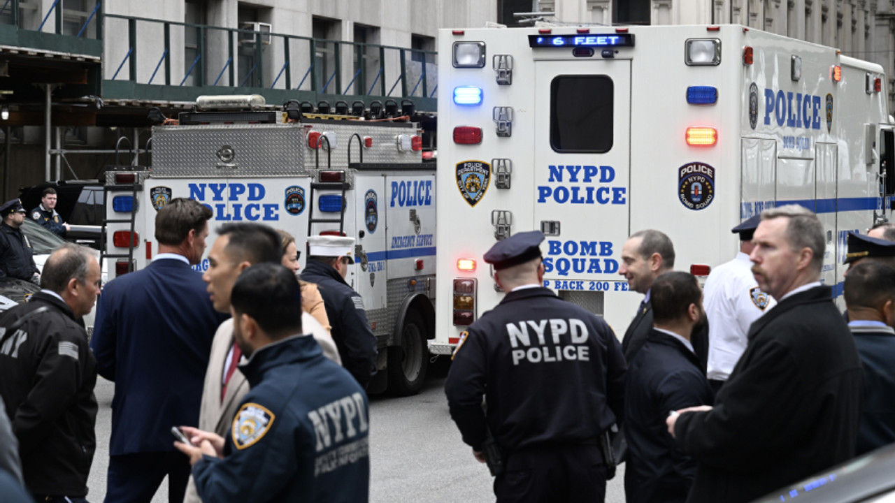 Trump'ın duruşmasının yapıldığı mahkemenin önünde bir kişi kendini ateşe verdi