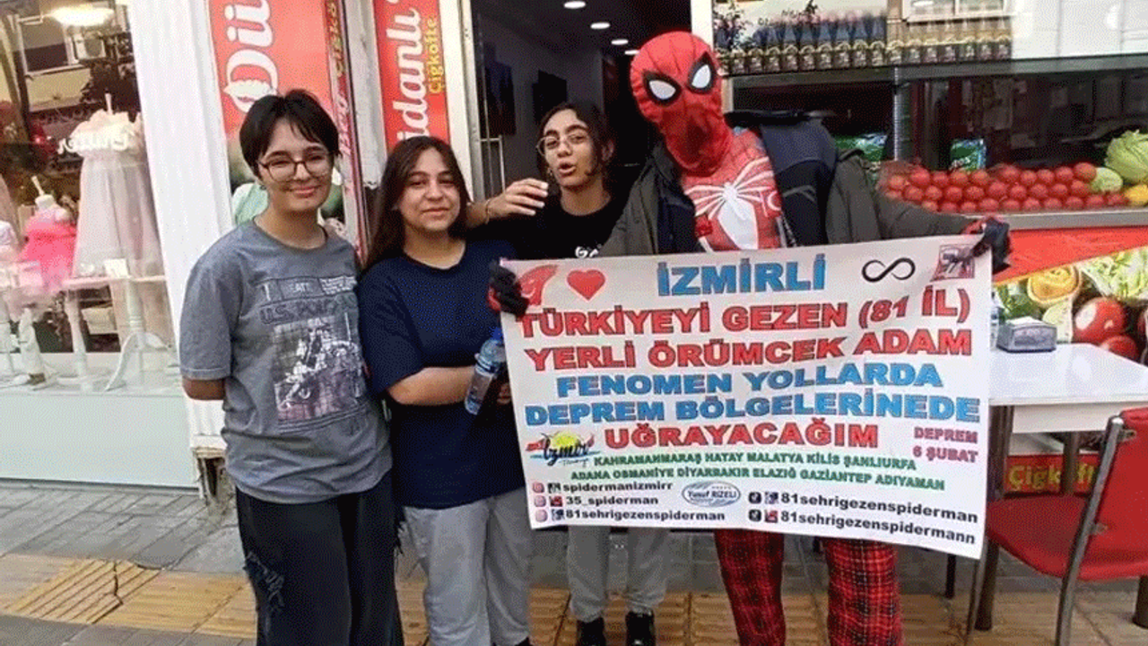 'Örümcek Adam' kostümüyle bayram namazı kılmaya çalıştı