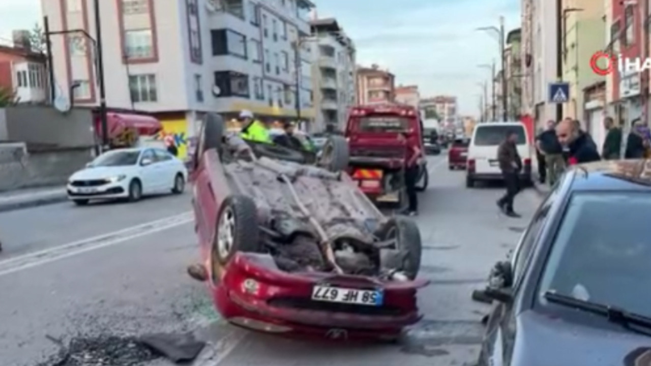 Park halindeki otomobile çarpınca ters döndü