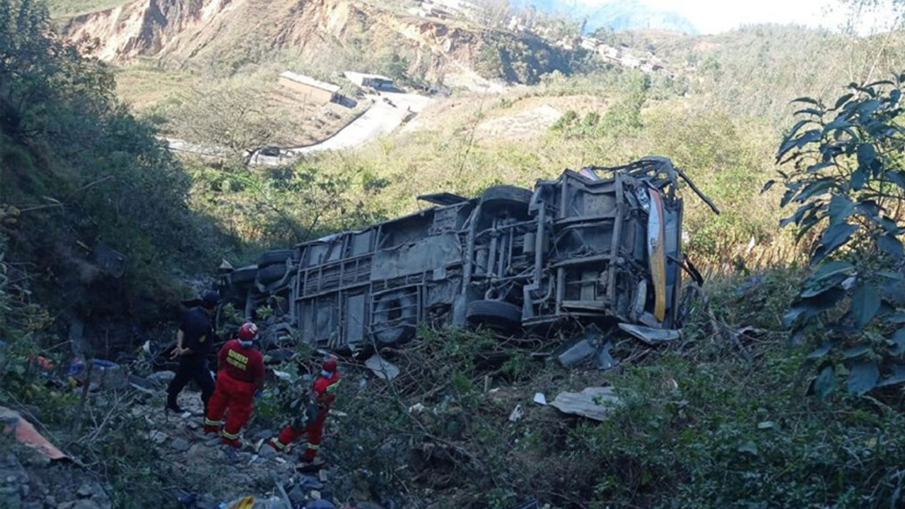Peru'da otobüs uçuruma yuvarlandı: 23 ölü