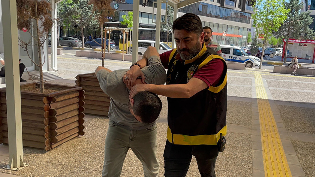 Böylesi pişman tavuğun başına gelmez! Soygun için girdiği evde polisle birlikte mahsur kaldı