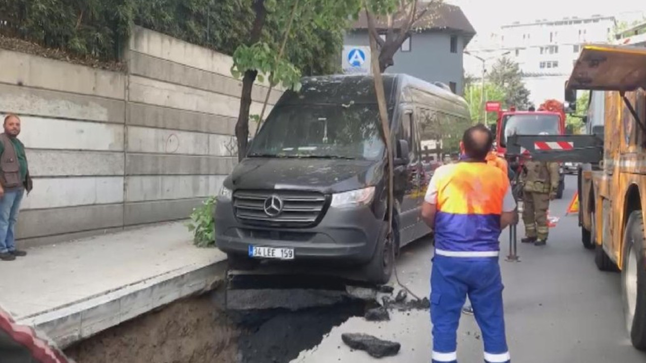 Şişli'de yol çöktü, araçlar çukura düştü