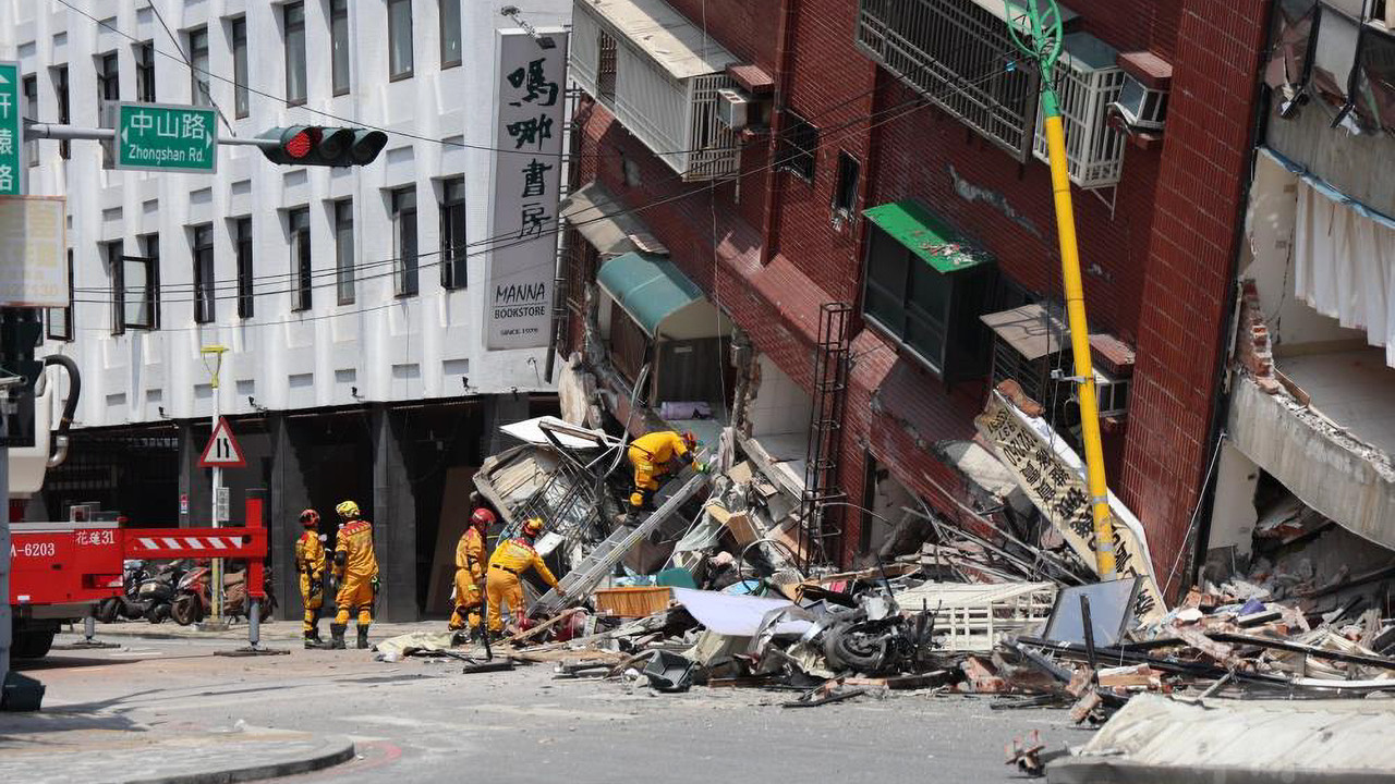 Tayvan’da 7,4 büyüklüğünde deprem!