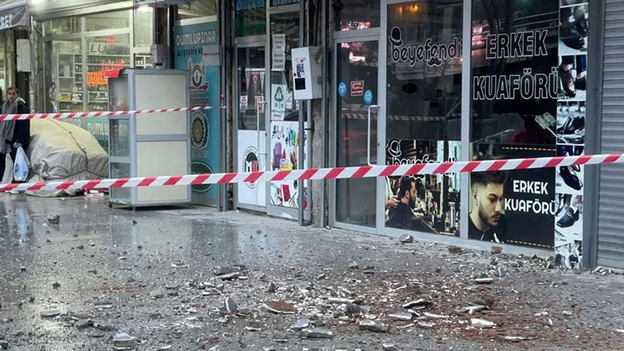 Kaldırımda yürürken kafasına düştü! Yoğun bakımda yaşam savaşı veriyor