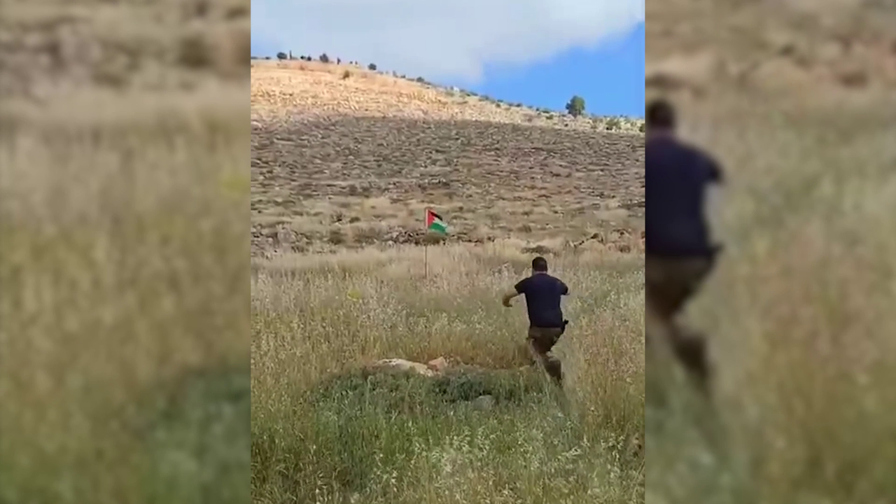 Yahudi yerleşimcinin tekme attığı Filistin bayrağı patladı!