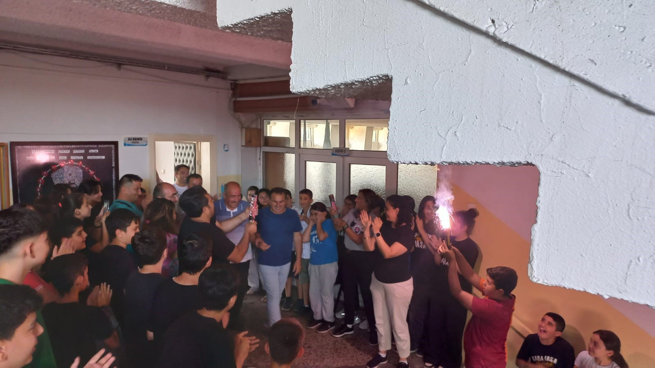 40 yıldır aynı okulda görev yapan "Kurtul Amca"nın emeklilik kutlaması yürek ısıttı