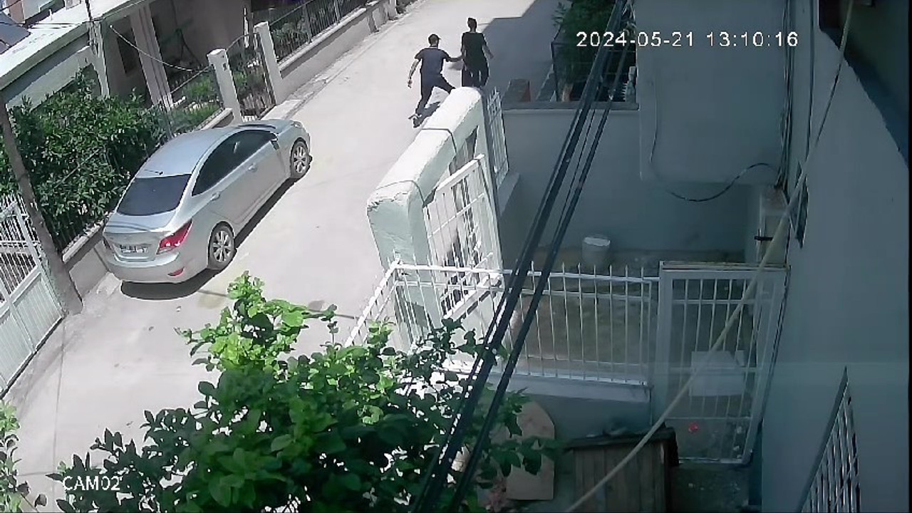 Kadının elindeki telefonu böyle kapkaç yaptı!