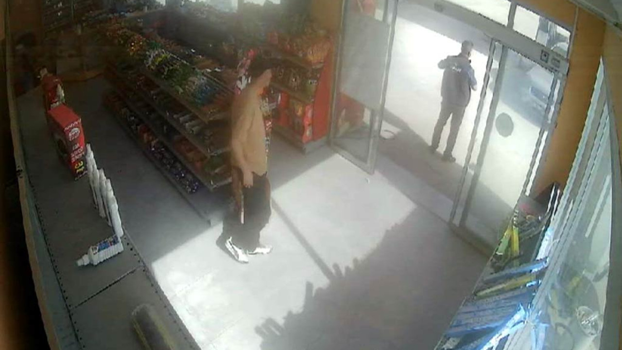 Husumetlisini aracıyla çarpıp markete soktu!