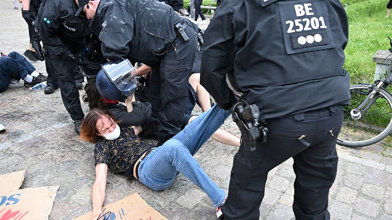 Alman polisi de Filistin destekçisi öğrencileri sürükledi