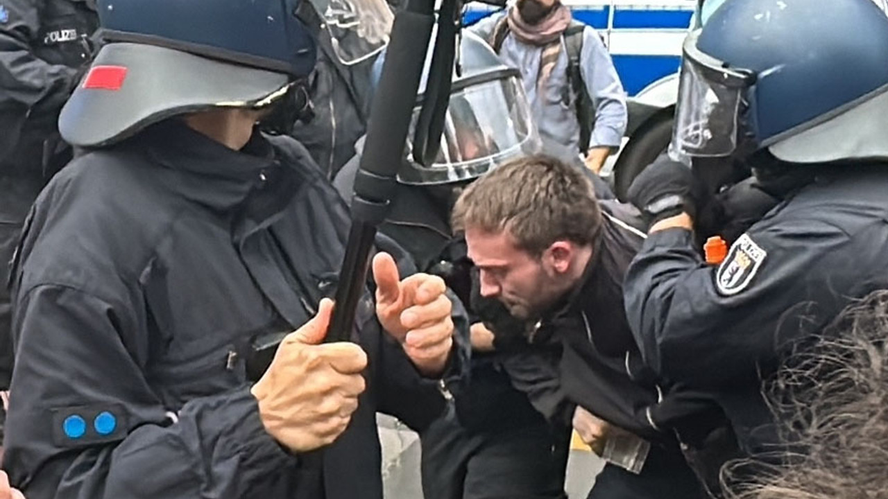 Almanya’nın başkenti Berlin’deki Filistin’le dayanışma yürüyüşüne polis müdahale etti. Çok sayıda gözaltı var