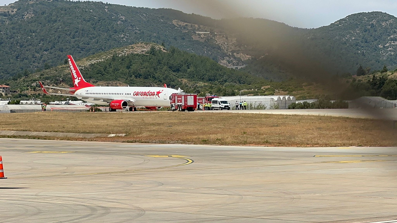 Antalya’ya inen uçağın tekeri patladı! Yolcular tahliye edildi…