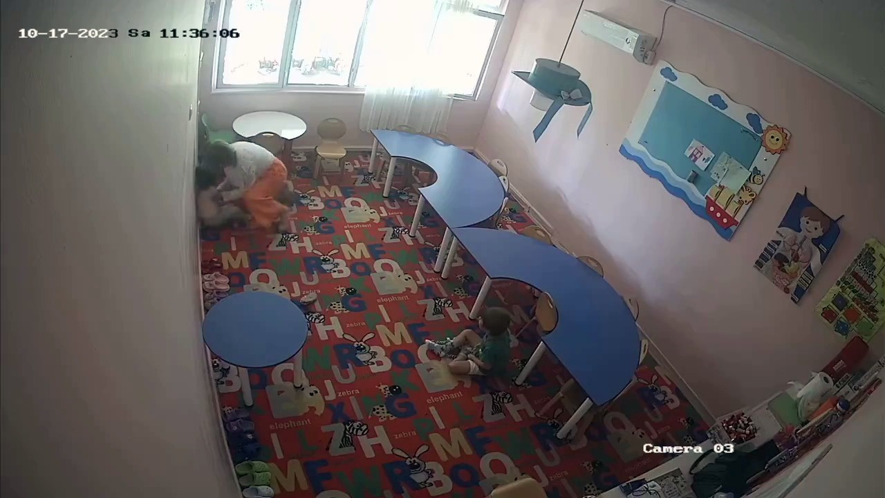 Kreş müdürünün çocukları darp anı kamerada