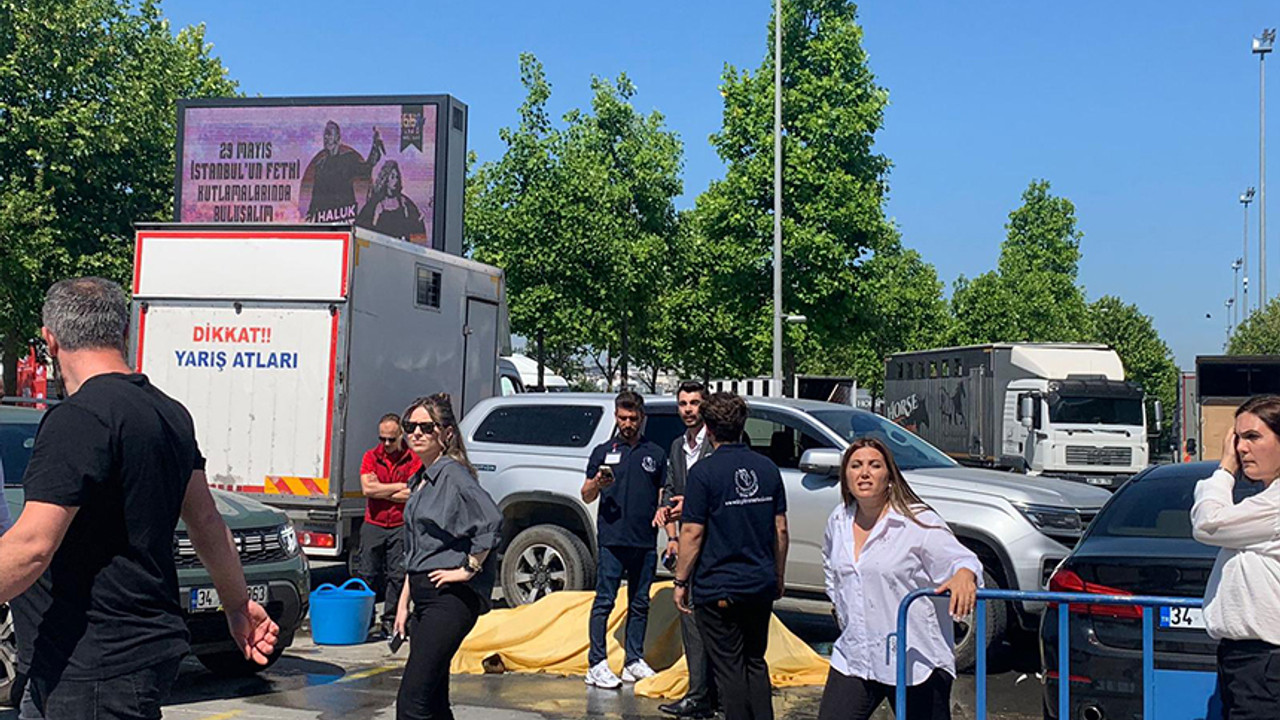 Atlar güzellik yarışmasında boy gösterdi. Yarışmacı bir at, geçirdiği kalp krizi sonrası telef oldu