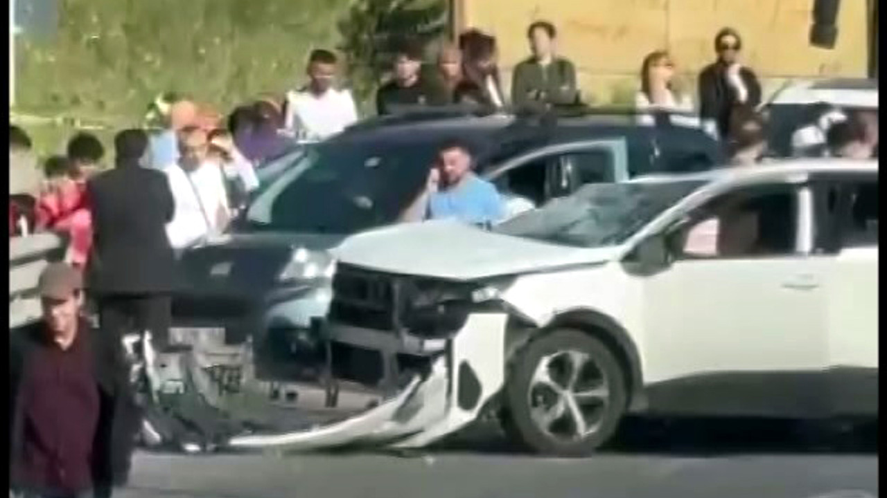 Avcılar'da otomobil bariyerlere çarptı: 2 kişi öldü yaralılar var