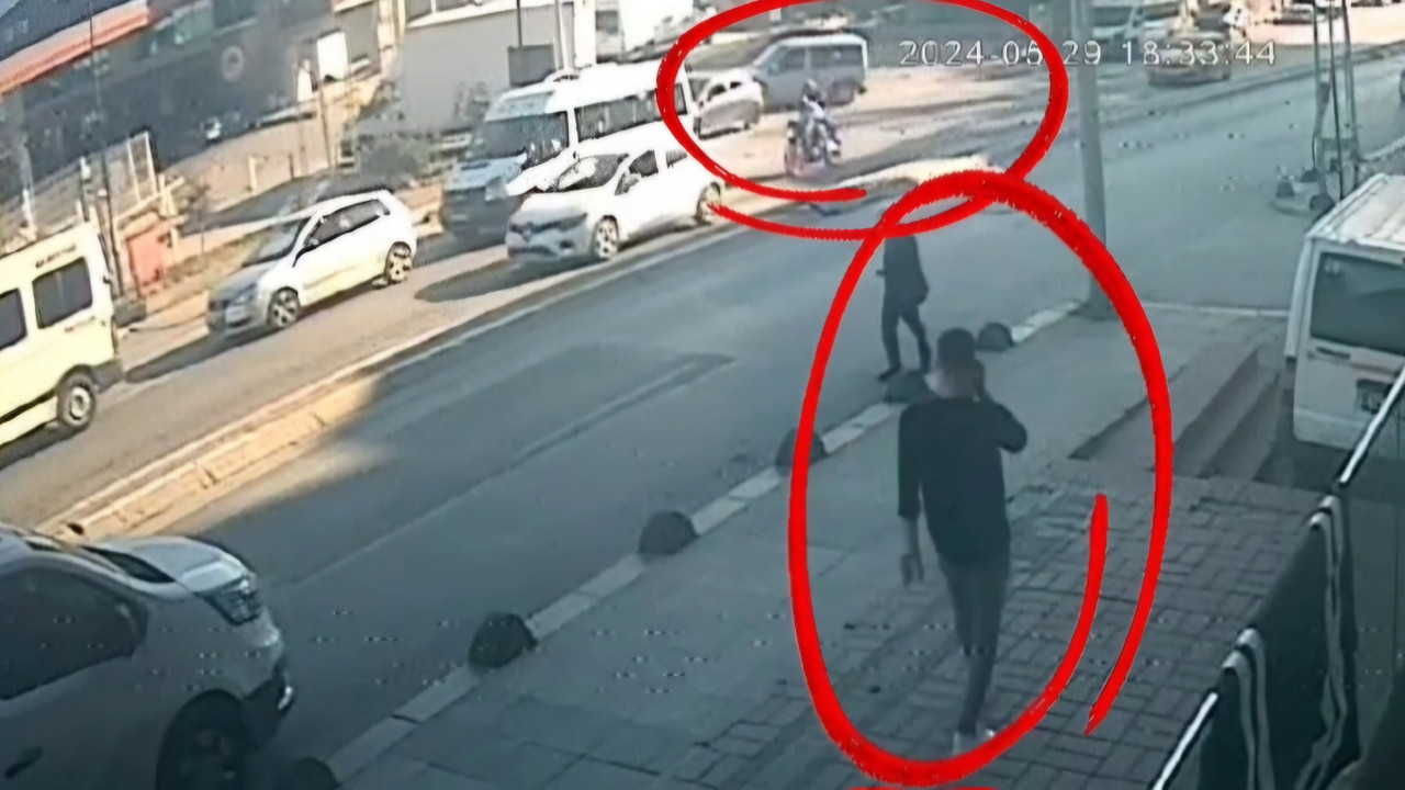 Motosikletliye silahlı saldırı kamerada! Yayayı teğet geçti…
