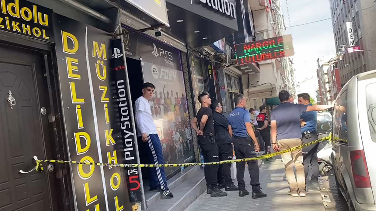 İstanbul'da bir iş yerine uzun namlulu silahlarla saldırdılar! 18 yaşında bir genç hayatını kaybetti