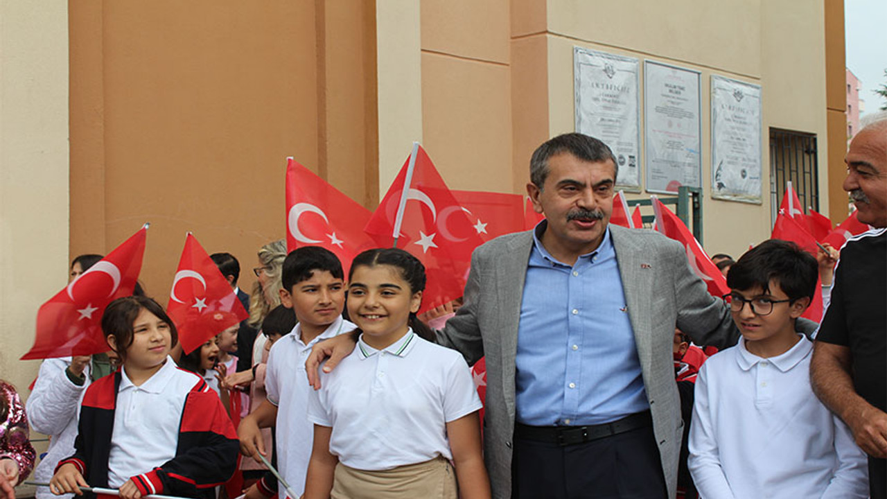 Bakan Tekin, çocuklarla mendil kapmaca oynadı
