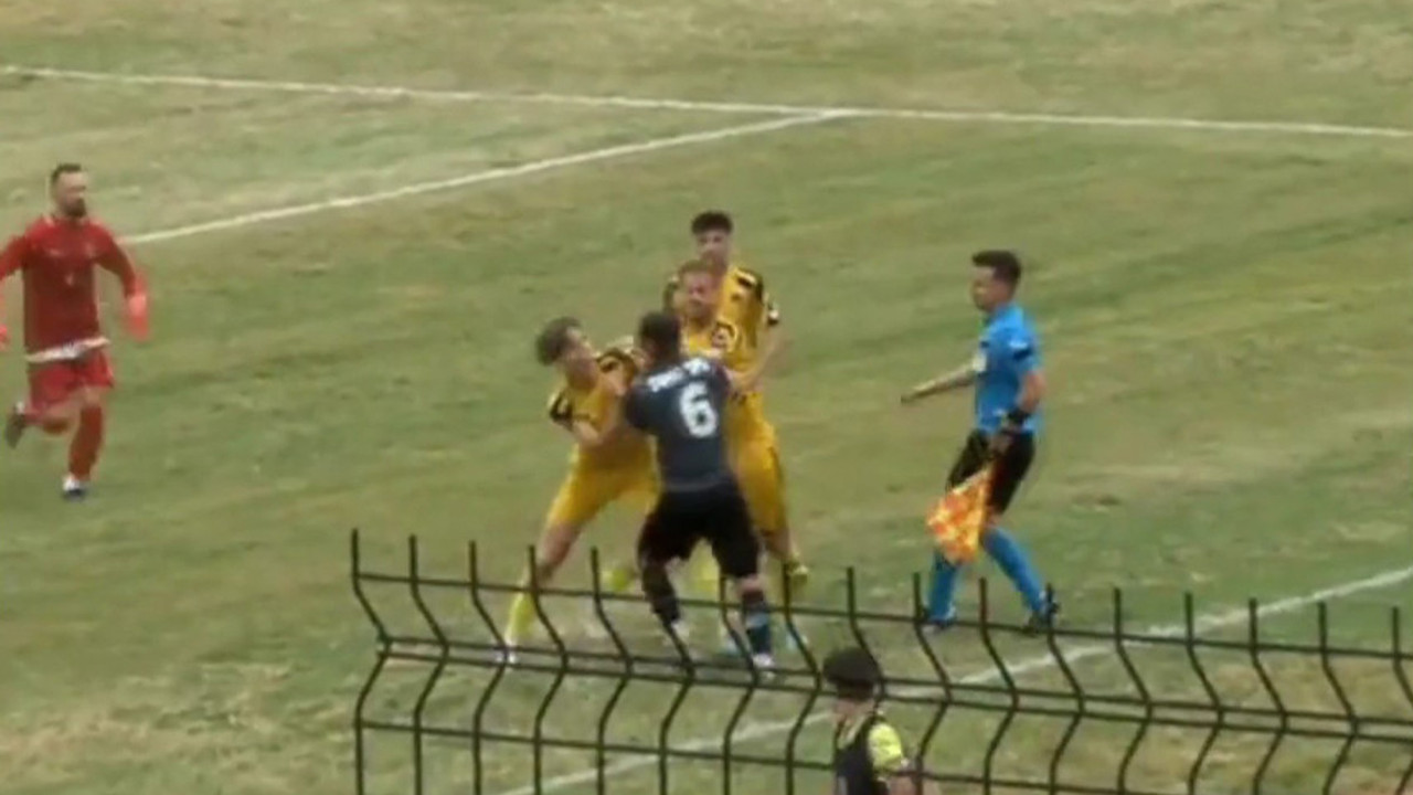 Bu futbol maçında neredeyse kart görmeyen oyuncu kalmadı! Tam 16 kırmızı kart!