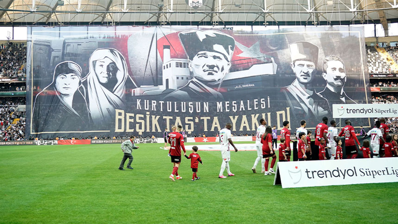 Beşiktaş taraftarının 19 Mayıs coşkusu, tribüne yansıdı: Dev pankartla kutladılar