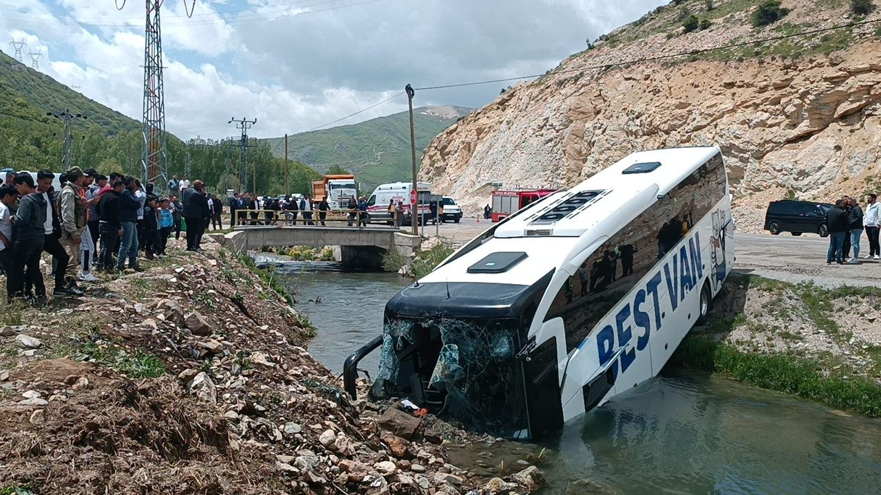 Bitlis’te yolcu dolu otobüs dereye uçtu