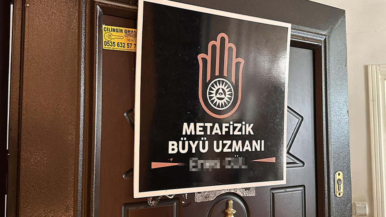 Büyücülük dükkanı! Kapıya "büyü bozma" tabelası asıp broşür bastıran kişiler, polislerce yakalandı