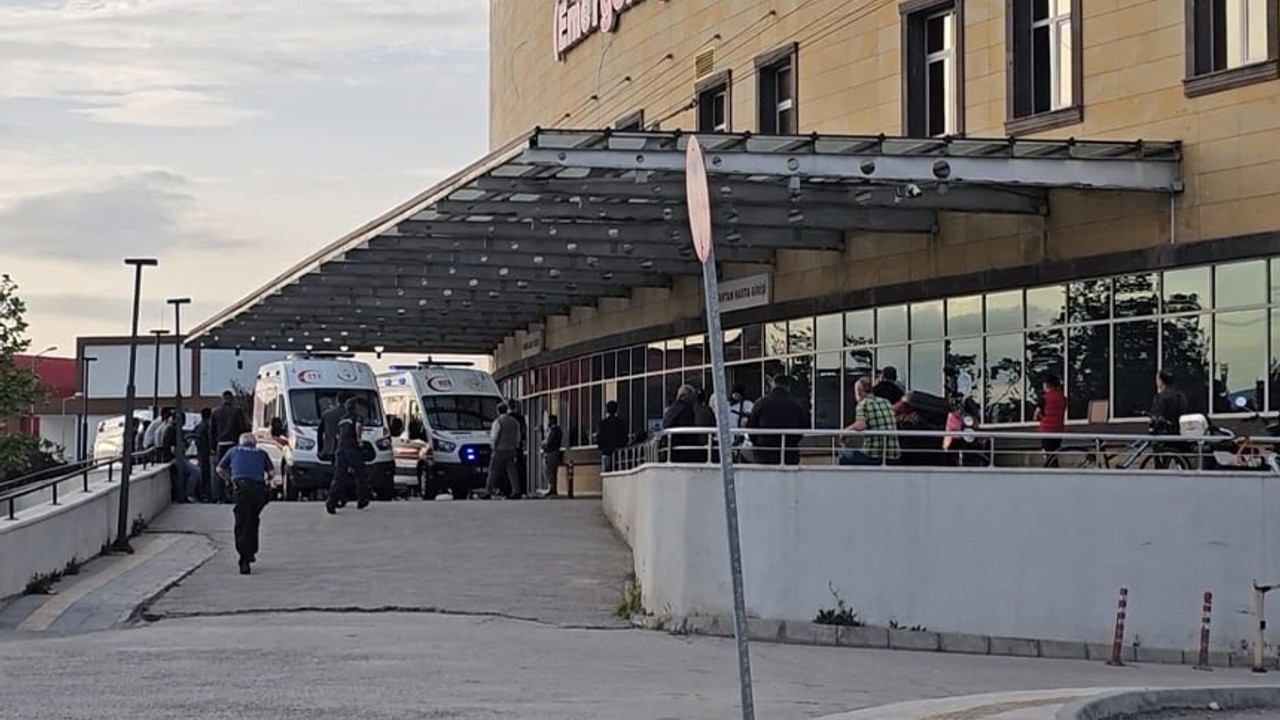 Elindeki silahla kazara küçük kızını yaraladı. Hastanede jandarmayı görünce kaçtı!