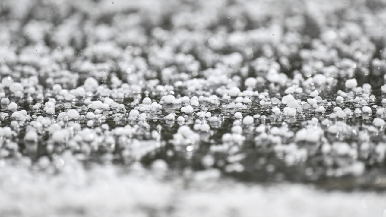 Ankara beyaza büründü! Dolu yağışı başkentlileri zor durumda bıraktı