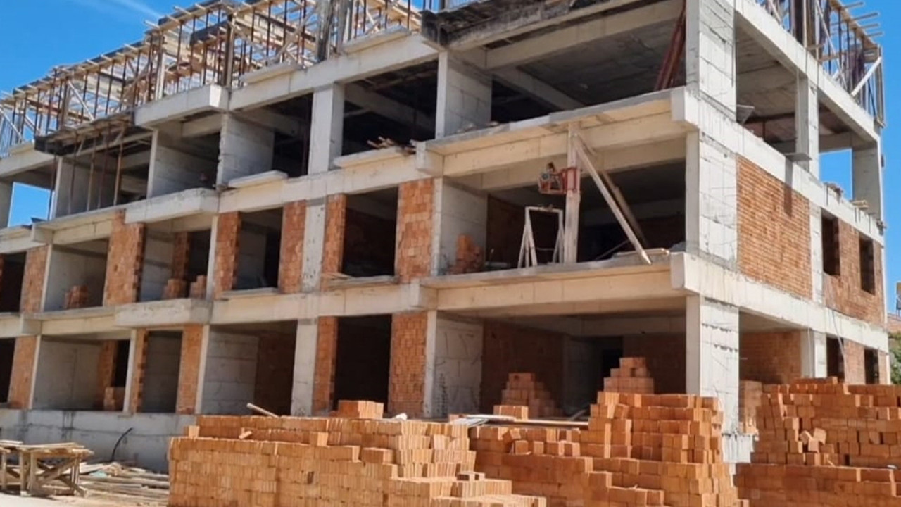 Çorum'da talihsiz kaza! İşçinin inşattan düşme anı kameraya yansıdı