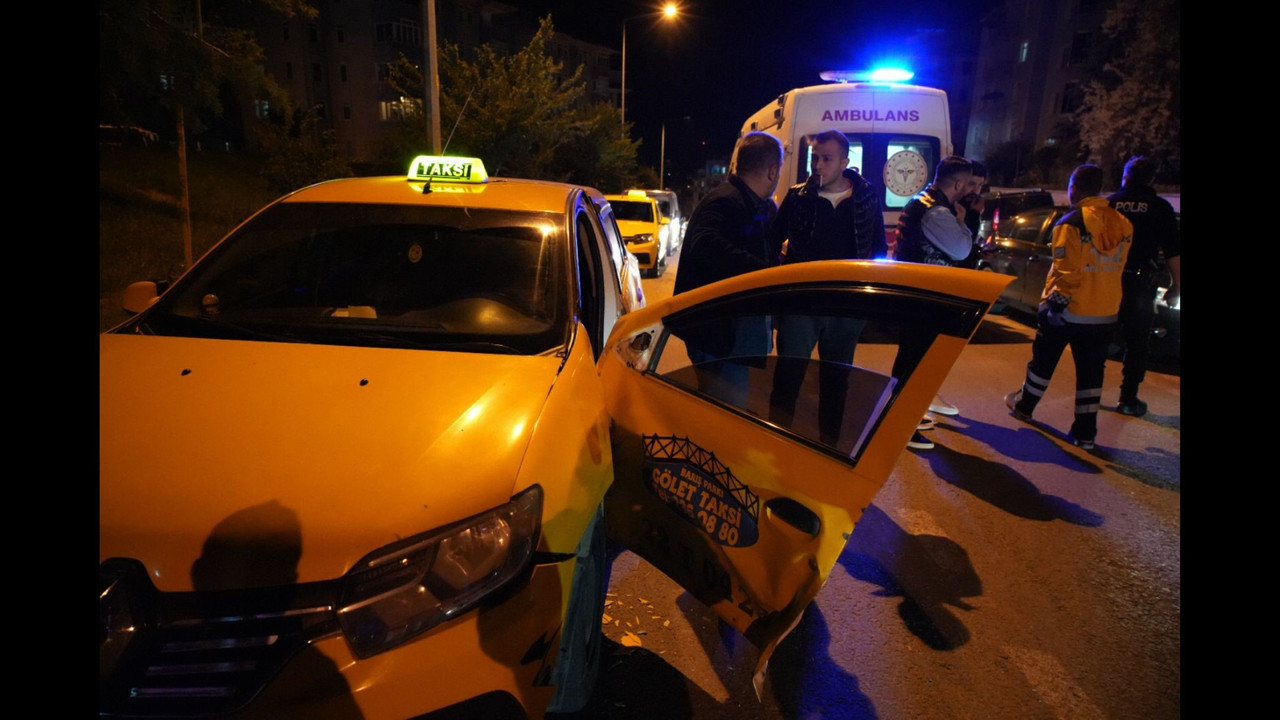 Taksiden tam indi, otomobil böyle çarptı!