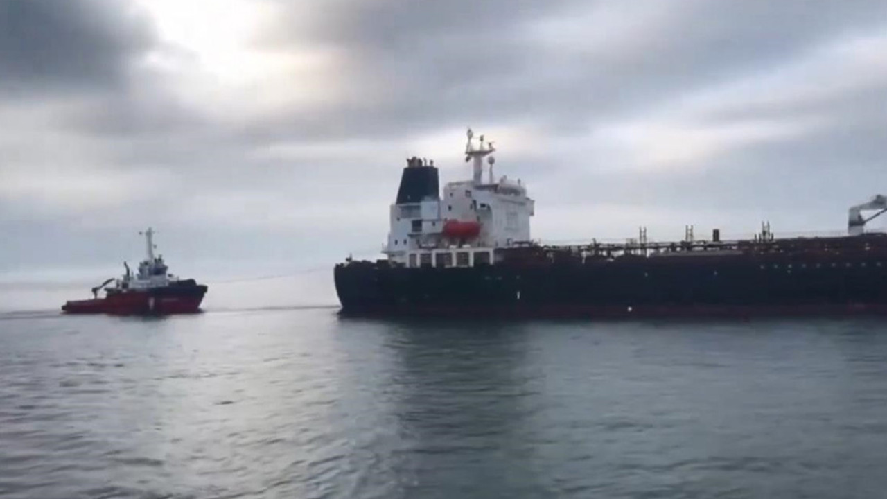 Petrol yüklü tanker Haydarpaşa açıklarında arıza yaptı