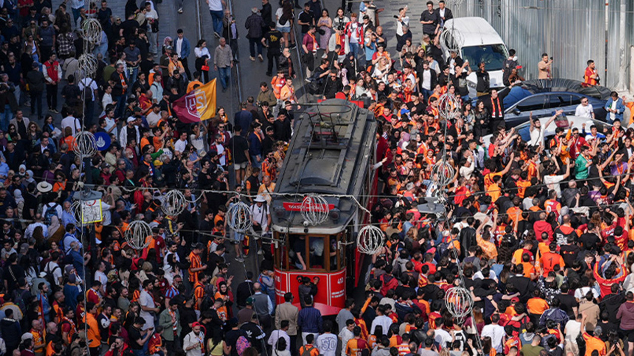 Galatasaraylı oyuncu ve taraftarlar, şampiyonluğu RAMS Park'ta kutluyor!