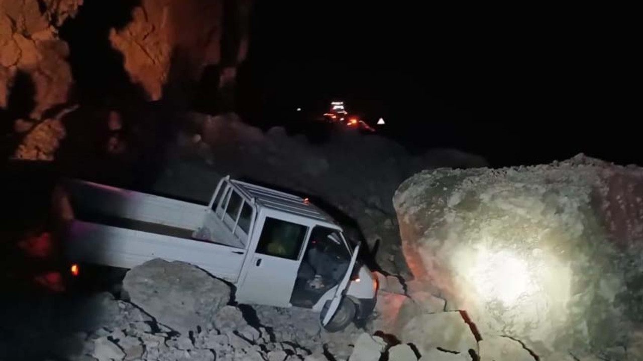 Hakkari'de dev kayalar karayoluna düştü