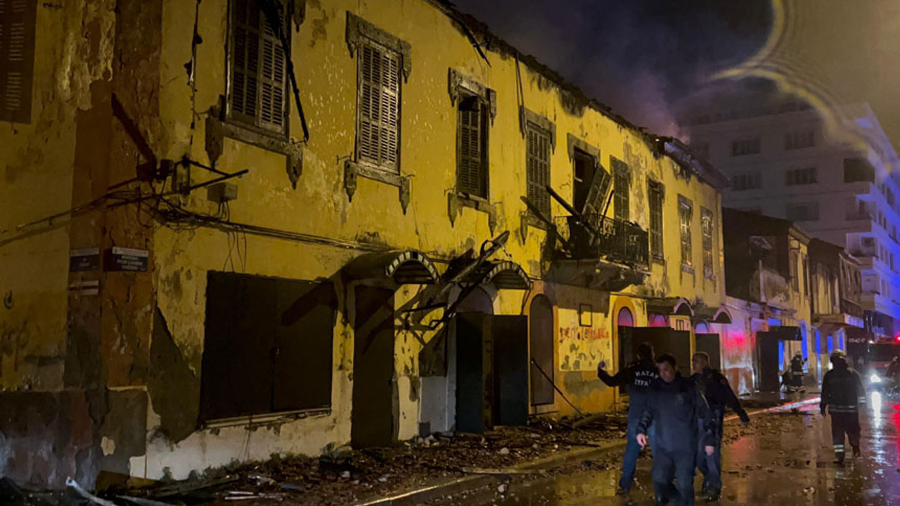Hatay'da 200 yıllık tarihi binada yangın çıktı ve küle döndü