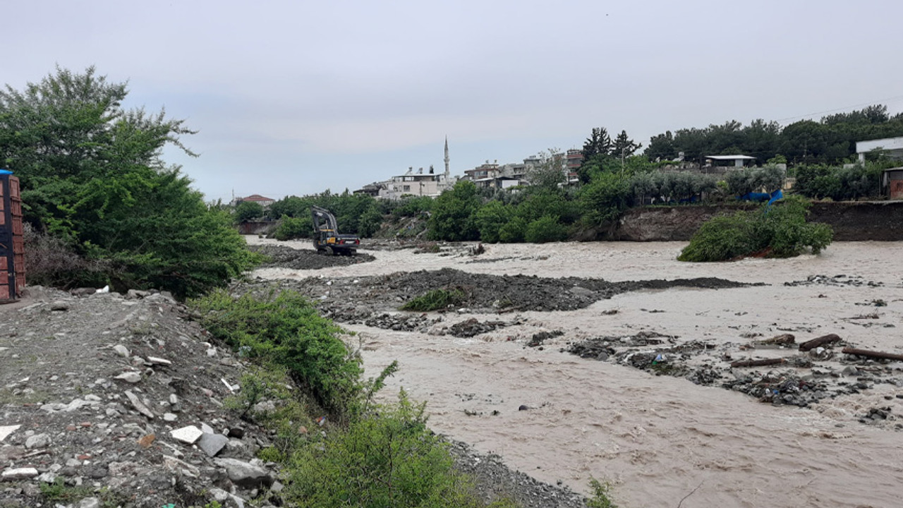 Hatay'da aniden bastıran sel yolu ikiye böldü