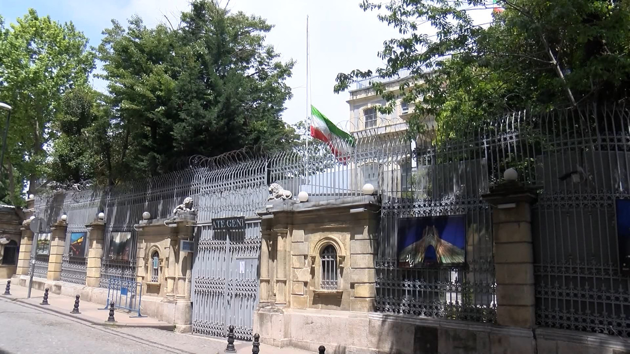 İran İstanbul Başkonsolosluğu'nda bayraklar yarıya indirildi
