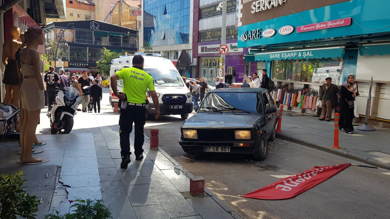 Otomobil önce bisikletliye sonra yayaya çarptı