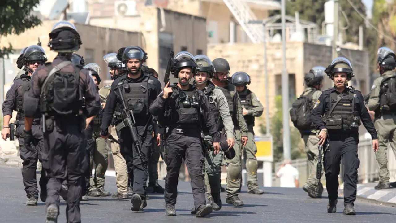 İsrail polisi Al Jazeera'nın ofisini bastı; ekipmanlara el koydu