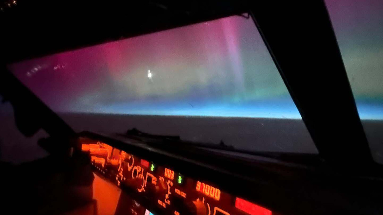 Büyüleyen görüntüler! Türk pilotları kuzey ışıklarını havadan görüntüledi