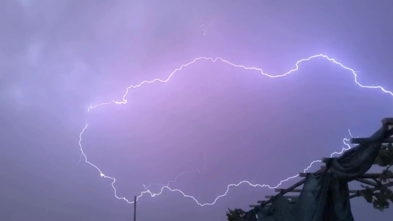 Kayseri’de şimşekler Türkiye haritası çizdi