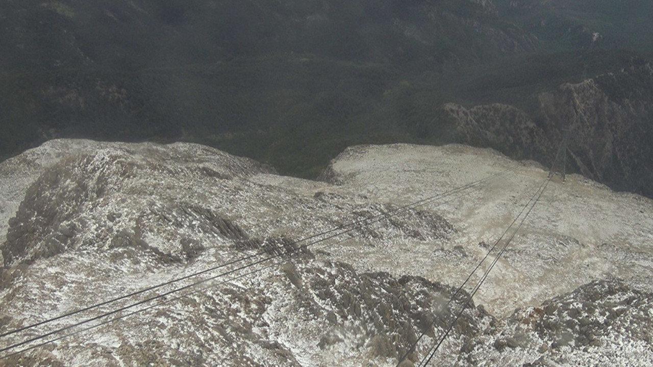 Antalya’ya mayısın ortasında kar yağdı! Kemer’in yüksek kesimleri beyaza büründü