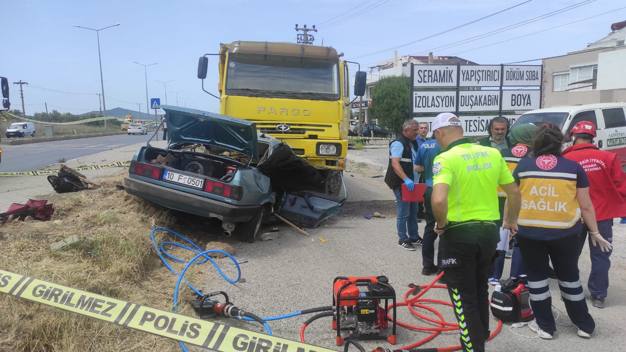 Köpeğe çarpmamak için direksiyonu kırdı: 3 ölü