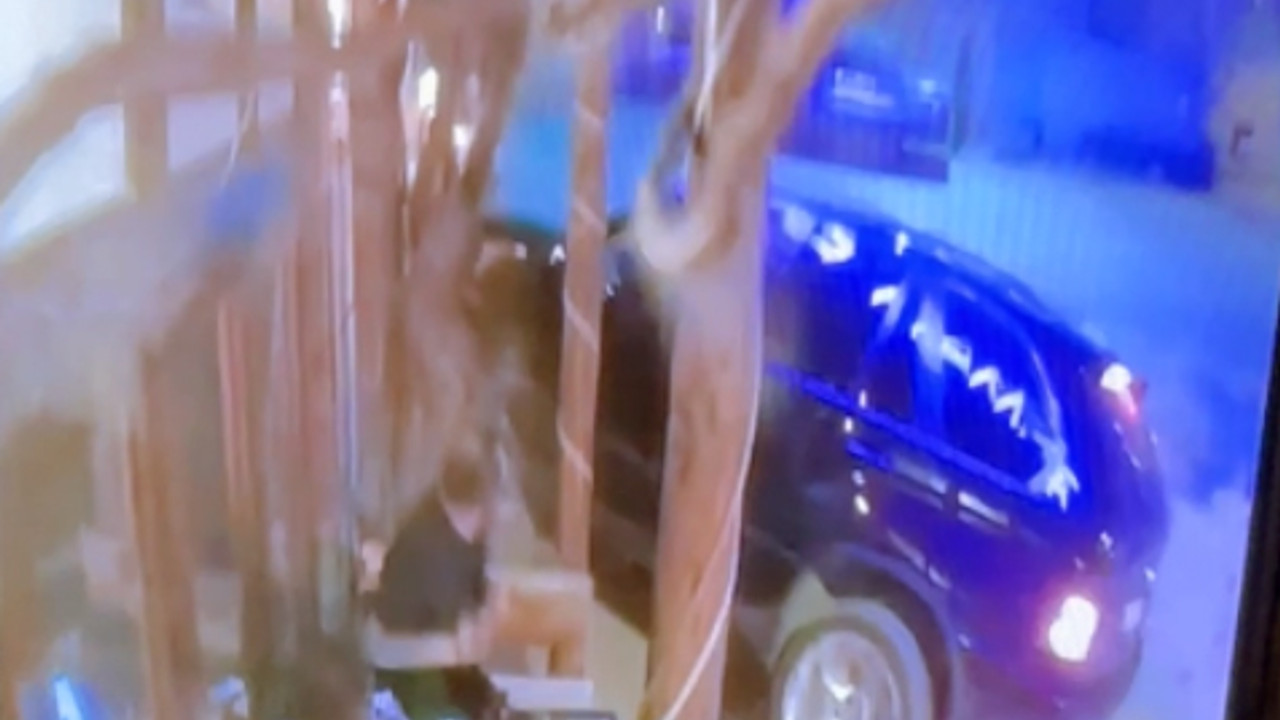 Ters yöne girip kafeye daldı, 2 kişiyi ezip kaçtı!