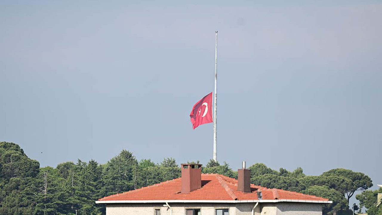 Türkiye genelinde bayraklar yarıya indirildi