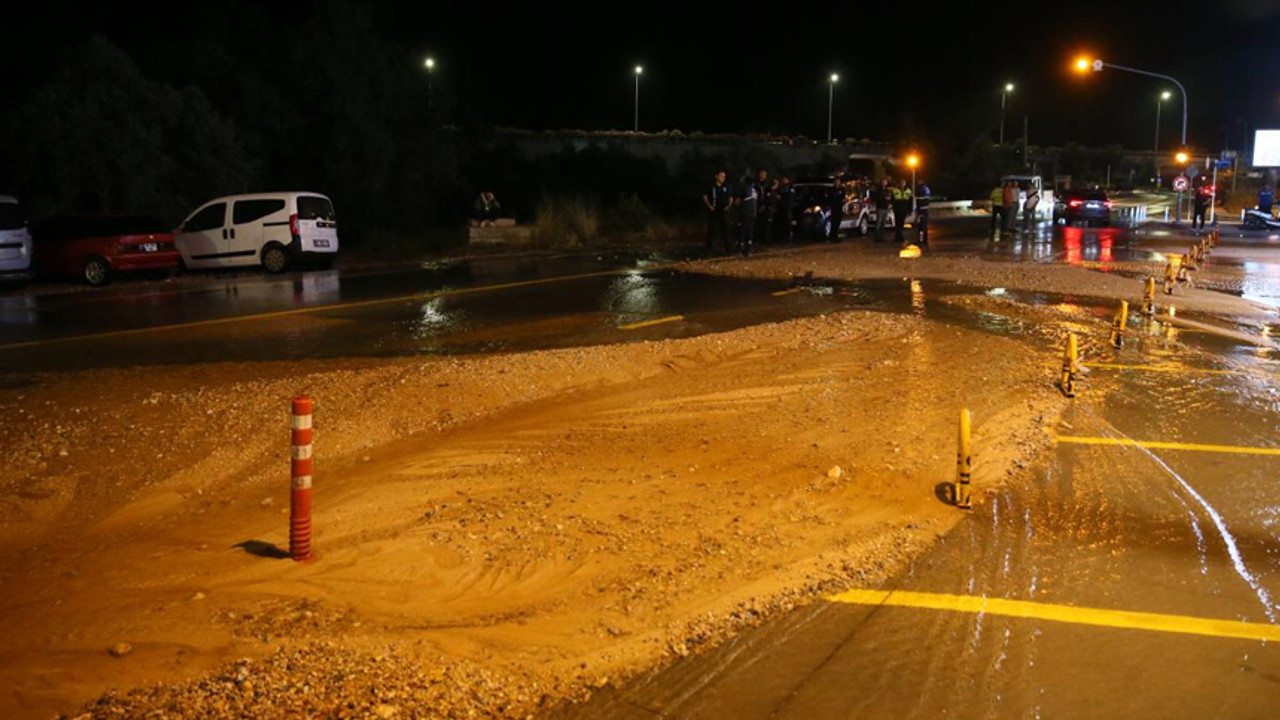 Muğla'da su hattında patlama: Kara yolu trafiğe kapatıldı