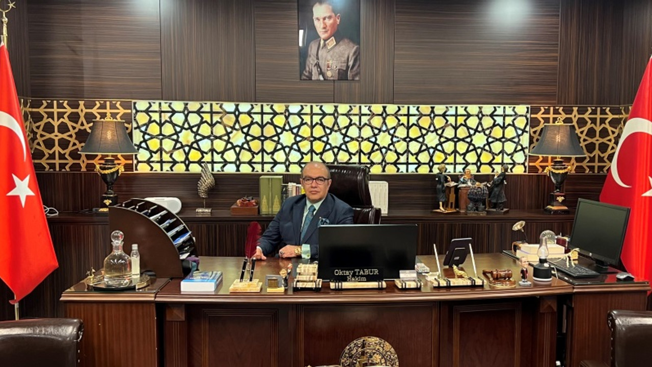 Adalet Bakanı açıkladı: Silahlarla fotoğrafı çıkan komisyon başkanına soruşturma
