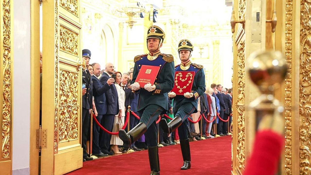 Putin İncil’e el bastı, hükümet istifa etti!