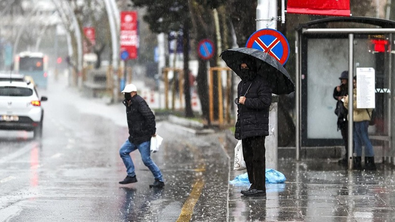 İstanbul'a kuvvetli sağanak! Üç kurum peşpeşe uyardı!