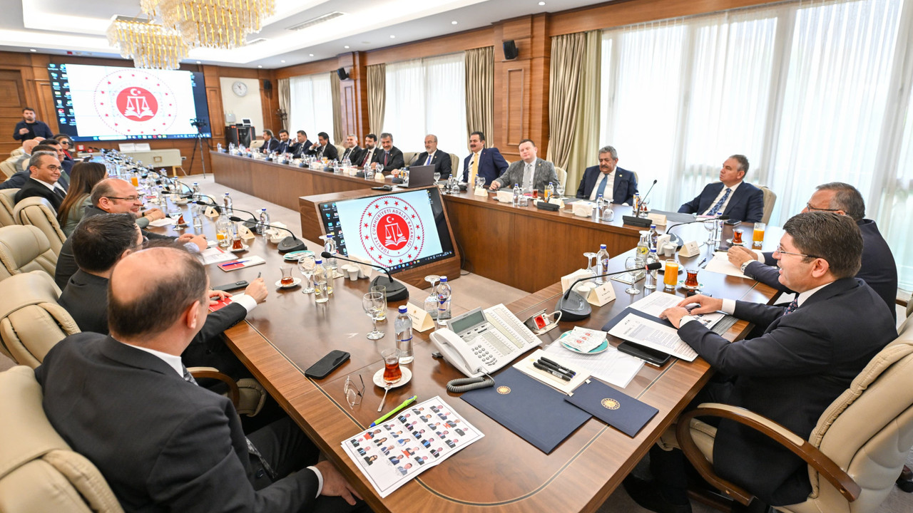 Adalet Bakanı'ndan Anayasa Komisyonu üyeleriyle fotoğraflı paylaşım
