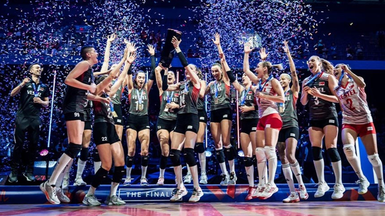 Bakan Uraloğlu, kadın milli voleybolcuların dönüşlerinde business sınıf organize etmeye çalıştıklarını söyledi