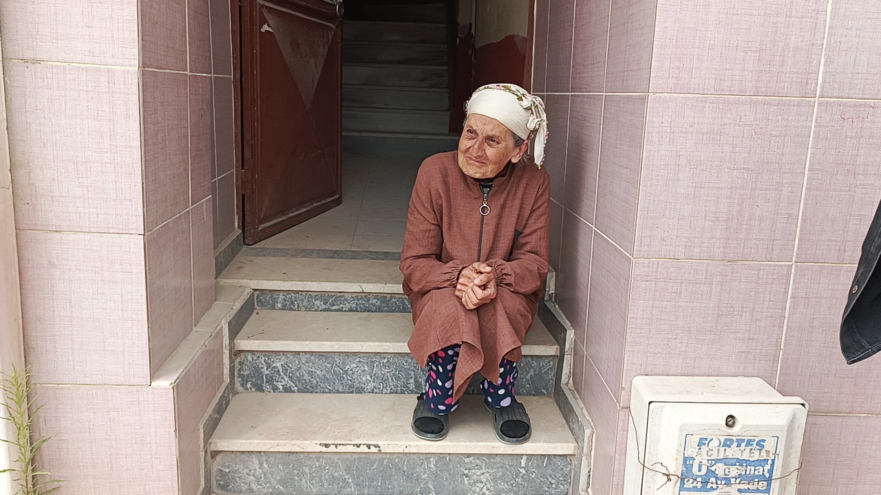 Uzun ekmek tartışması evi terk ettirdi! 96 yaşındaki Zeliha Dalgın günlerdir 44 yaşındaki oğlunu bekliyor